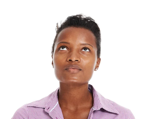 Jelet keresek. Csinos afrikai nő néz felfelé a copyspace, elszigetelt fehér. — Stock Fotó