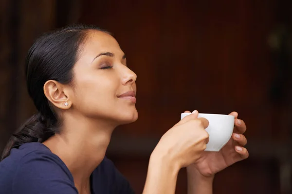 O delicioso aroma de café moído na hora. Uma jovem bebendo uma xícara de café lá fora. — Fotografia de Stock