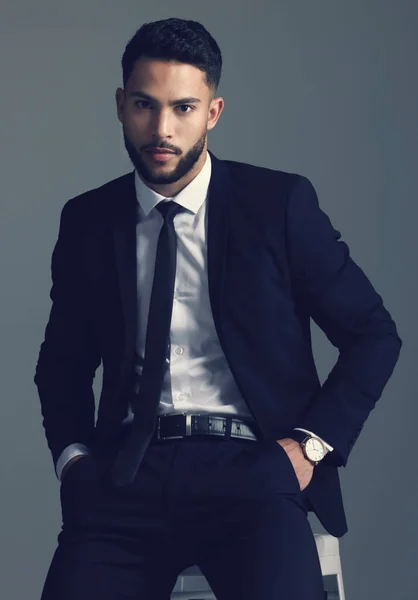 El hombre sabe cómo vestirse. Estudio de un joven posando sobre un fondo gris. —  Fotos de Stock