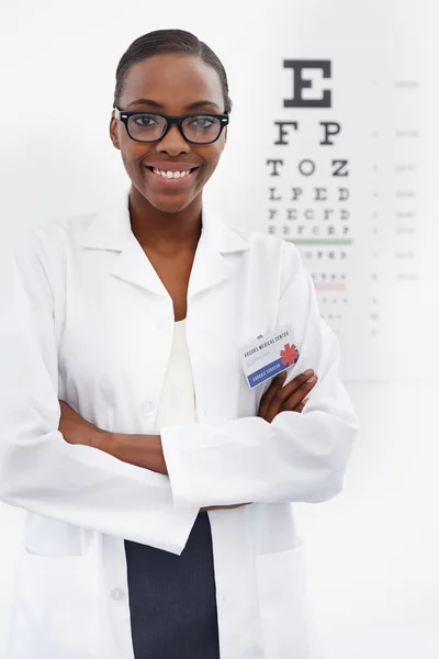 Come puoi vedere chiaramente. Ritratto di un'optometrista donna in piedi accanto a una tabella di prova oculare. — Foto Stock
