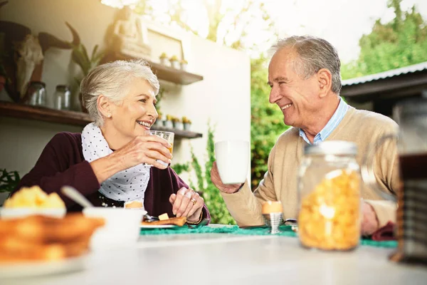 Przywitaj się ze swoim ciałem przy śniadaniu. Strzał szczęśliwej pary seniorów jedzącej razem śniadanie w domu. — Zdjęcie stockowe