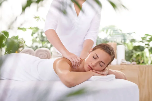 Este é o relaxamento perfeito. Uma jovem atraente fazendo uma massagem no spa. — Fotografia de Stock