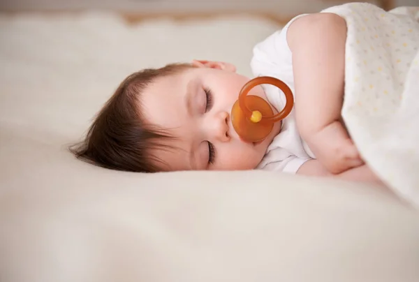 Durmiendo. Recortado disparo de un bebé niño durmiendo tranquilamente. — Foto de Stock