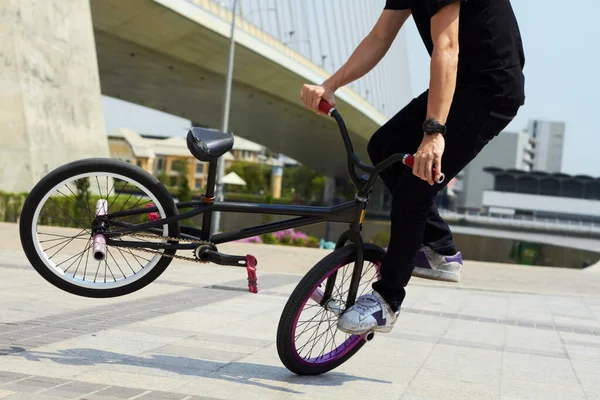 Zeigt sein Können. Eine abgeschnittene Ansicht eines Radfahrers, der auf seinem Fahrrad einen Trick macht. — Stockfoto