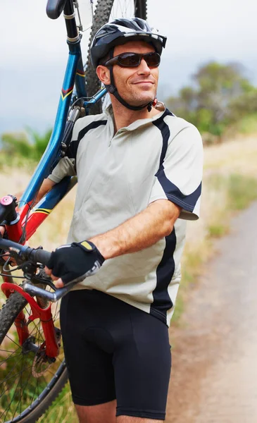 Briljante motorrijder. Schot van een sportman die zijn mountainbike droeg.. — Stockfoto