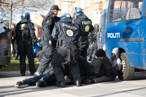 Prosazování práva. Policie zatýká podezřelého. — Stock fotografie