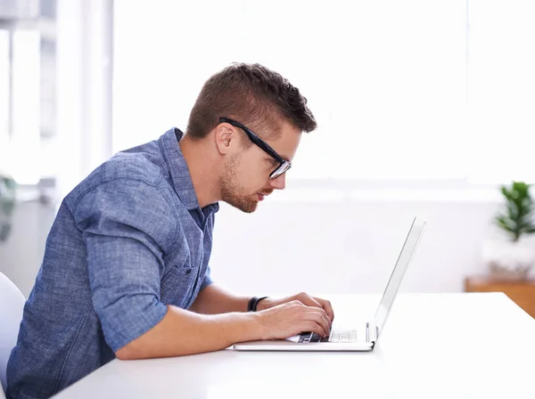 Современный бизнес Быстрые темпы, инновации и онлайн. Молодой креативный бизнесмен, использующий ноутбук. — стоковое фото