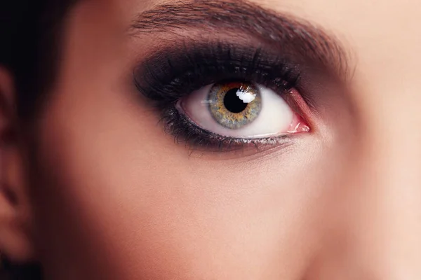 Olhos brilhantes. Retrato de close-up de uma bela jovem no estúdio. — Fotografia de Stock