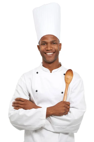 Hij is klaar om te koken. Een Afrikaanse chef-kok met kookgerei. — Stockfoto