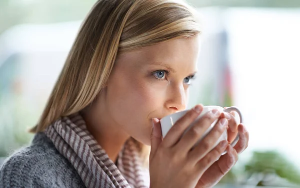 Wir alle müssen irgendwo hingehen, um allein zu sein. Eine junge Frau sitzt in einem Café. — Stockfoto