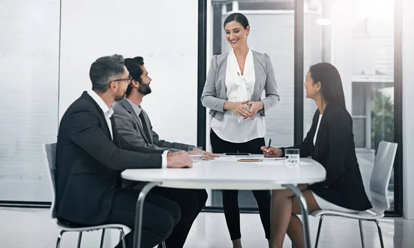 Strategier för framgång. Skjuten av en attraktiv ung affärskvinna som ger en presentation i styrelserummet. — Stockfoto