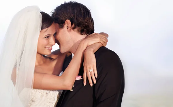 Te vagy a mindenem. Egy menyasszony és egy vőlegény az esküvőjük napján.. — Stock Fotó