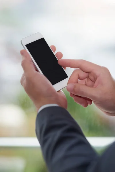 Laat de technologie u helpen met de zaken. Gehakt schot van zakelijke zakenmannen sms 'en op een mobiele telefoon. — Stockfoto