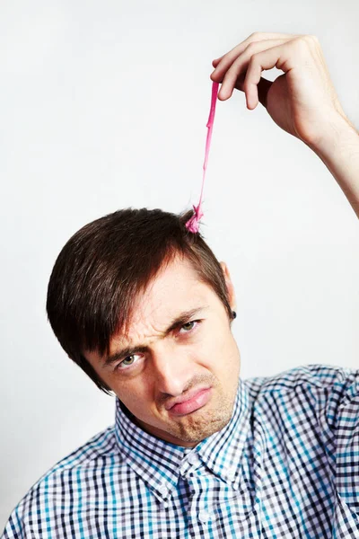 Das ist eine klebrige Situation. Porträt eines verärgerten Mannes mit Kaugummi im Haar. — Stockfoto