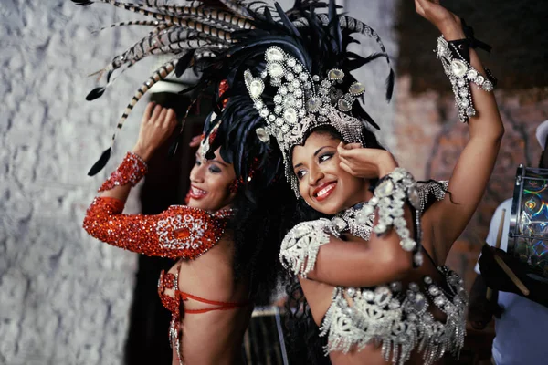 Per la gioia del samba. Girato di due bellissime ballerine di samba che si esibiscono in un carnevale. — Foto Stock
