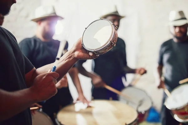 Estas são as batidas do Brasil. close-up tiro de um artista musical tocando bateria com sua banda. — Fotografia de Stock