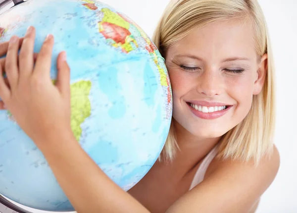 Naše planeta je úžasná. Hezká mladá žena objímající zeměkouli. — Stock fotografie