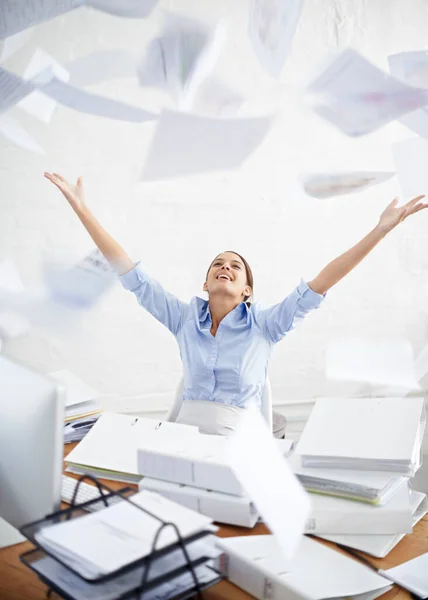 Ik wou dat ik vrij was van al dit papierwerk. Conceptuele opname van een jonge zakenvrouw die papierwerk in de lucht gooit. — Stockfoto