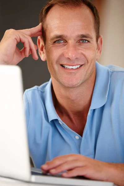 Internet to plac miejski dla globalnej wioski. Portret dojrzałego mężczyzny korzystającego z laptopa w pomieszczeniu. — Zdjęcie stockowe