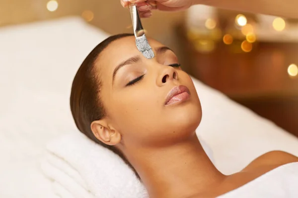 She knows how to take care of herself. Cropped shot of a young woman enjoying a skincare treatment at the spa. — Stock Photo, Image