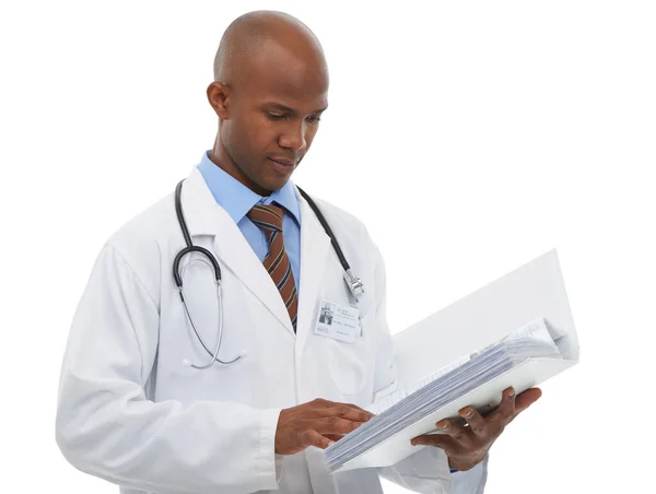 Ele tem acesso a todos os seus registos médicos. Um jovem médico a olhar para a sua papelada médica. — Fotografia de Stock