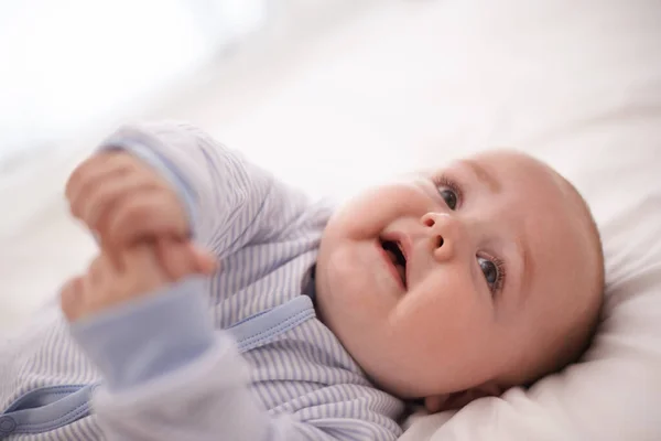 Ik ben nog niet helemaal moe. Gehakt schot van een schattige baby jongen. — Stockfoto