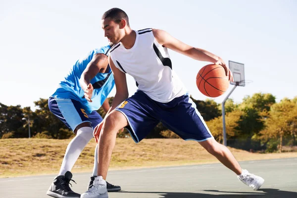 Um contra um. Dois jogadores de basquete jogando um jogo de um em um. — Fotografia de Stock