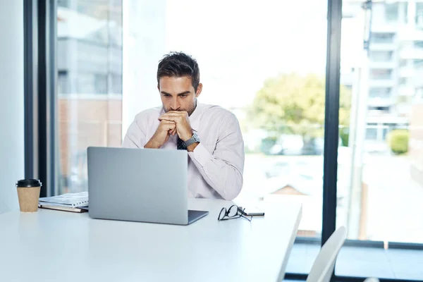 Focus en discipline zijn altijd cruciaal geweest voor succes. Gehakt schot van een zakenman zittend met zijn laptop in zijn kantoor. — Stockfoto