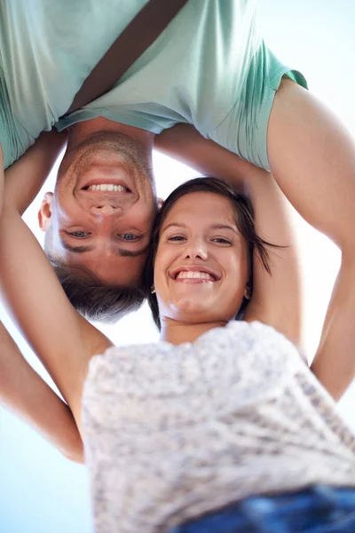 Olá. Olá. Vista cortada de um jovem casal sorrindo enquanto olha para a câmera. — Fotografia de Stock