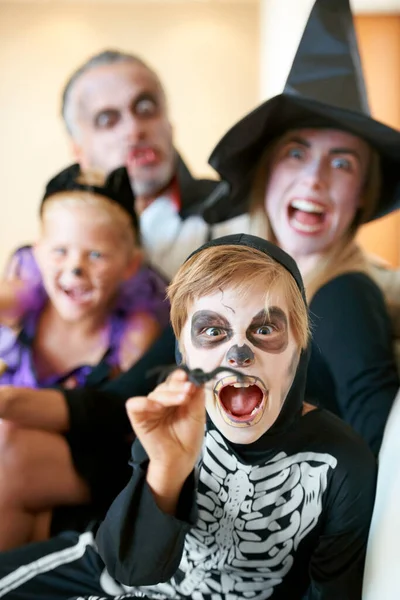 来抓你的一个可爱的家庭在镜头前尖叫着，打扮成Halloweamp039en. — 图库照片