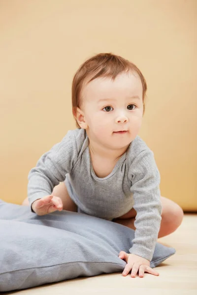 Wkrótce piekło będzie chodzić... Portret uroczego niemowlęcia pełzającego po podłodze i uśmiechającego się do aparatu fotograficznego. — Zdjęcie stockowe