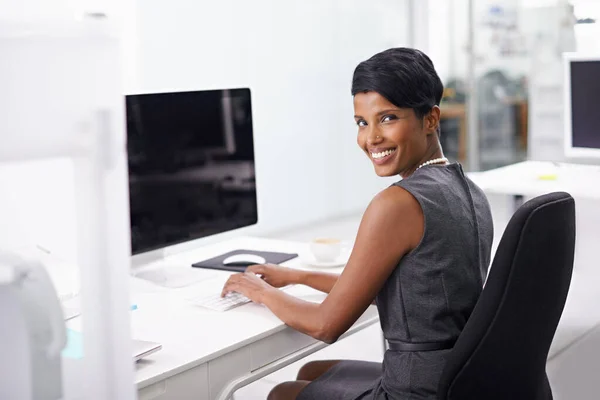 Ich bin immer im Einsatz. Aufnahme einer attraktiven jungen Geschäftsfrau in ihrem Büro. — Stockfoto