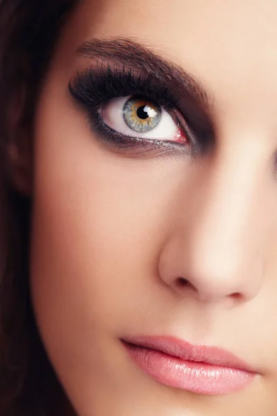 Haar hypnotiserende blik. Close-up portret van een mooie jonge vrouw in de studio. — Stockfoto