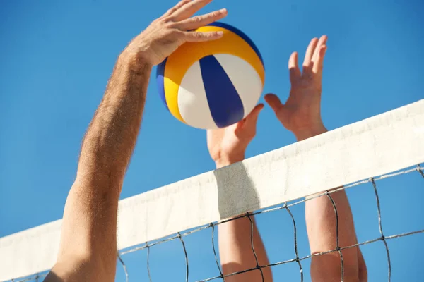 Es cualquier punto ahora. Tiro de un partido de voleibol de playa en un día soleado. — Foto de Stock