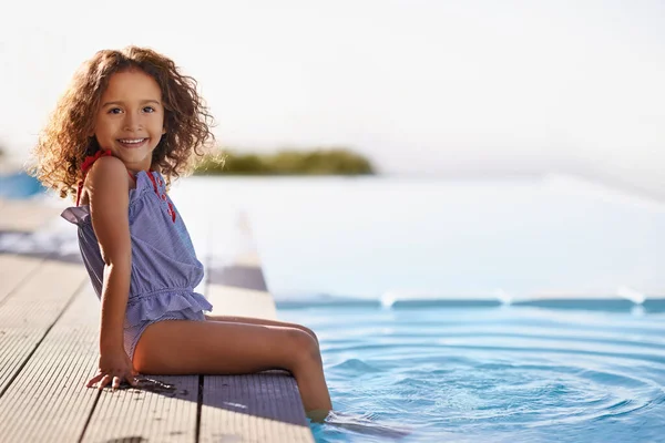 Splish Splash. Retrato de una niña feliz sumergiendo sus pies en la piscina. — Foto de Stock