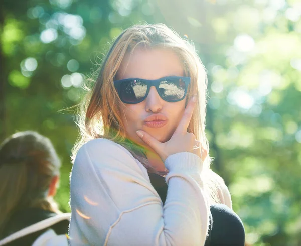 Dándote su mejor puchero. Mujer joven posando con un puchero mientras está al aire libre. —  Fotos de Stock