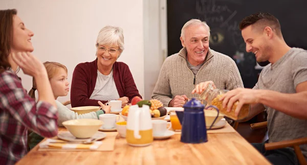 Começando o dia com um café da manhã saudável. Tiro de uma família multi-geracional desfrutando de café da manhã juntos na cozinha. — Fotografia de Stock