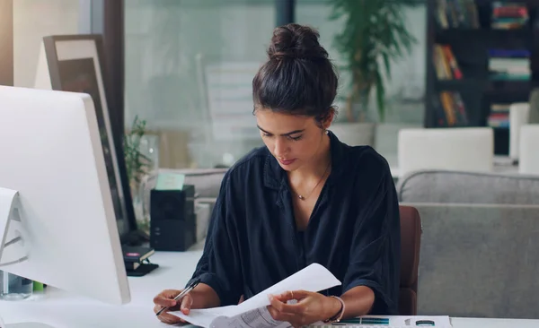 El papeleo tiene que ser perfecto. Fotografía recortada de una atractiva joven empresaria que trabaja en el papeleo en su oficina. — Foto de Stock