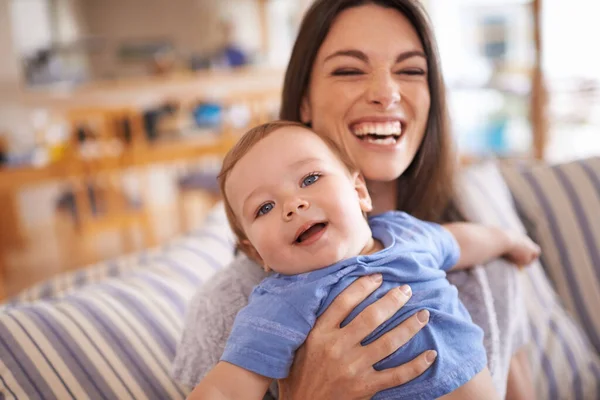 Elle tient de sa mère. Une adorable petite fille avec sa mère. — Photo