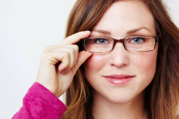 Intellectuel et beau. Portrait d'une jolie jeune femme sevrant des lunettes. — Photo