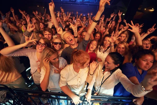 Geluidsspoor van ons leven. Gehakte opname van een menigte op een muziekfestival. — Stockfoto