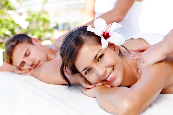 Deshacernos de nuestro estrés. Hermosa pareja joven recibiendo masajes en un spa. —  Fotos de Stock