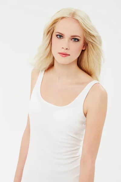 Повсякденне сяйво. Портрет красивої блондинки на білому тлі . — стокове фото