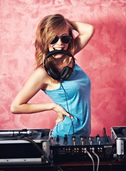 Misturando trabalho e jogo. Retrato divertido de um DJ com seus fones de ouvido na boca. — Fotografia de Stock