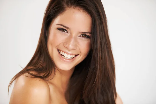 La belleza es poder una sonrisa es su espada. Cortada de una hermosa morena. —  Fotos de Stock