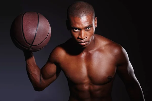 Ти зустріла свій матч. Студійний портрет визначеного юного баскетболіста, що стоїть на чорному тлі . — стокове фото