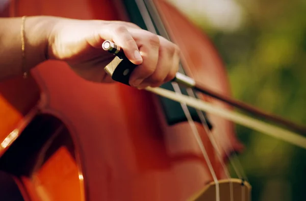 Seguendo le note con precisione. Foto ritagliata di una donna irriconoscibile che suona un violoncello in giardino. — Foto Stock