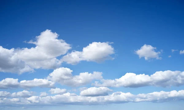 Σύννεφα. μια φωτογραφία των φυσικών καλοκαιρινών νεφών. — Φωτογραφία Αρχείου