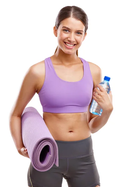 Ik ben klaar voor mijn training. Schot van een mooie jonge vrouw met een trainingsmat en een fles water. — Stockfoto