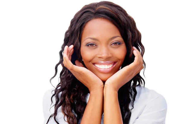 Entspannt und unbeschwert. Ausgeschnittene Ansicht einer hübschen Afroamerikanerin, die lächelt. — Stockfoto